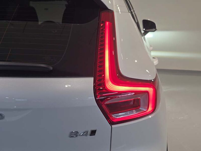 Volvo  Ultra Bright B4 AWD