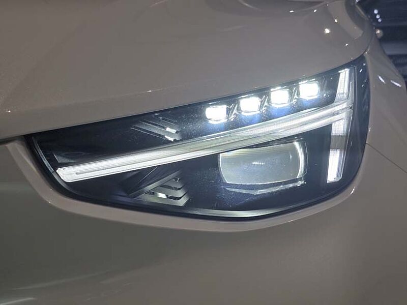 Volvo  Ultra Bright B4 AWD