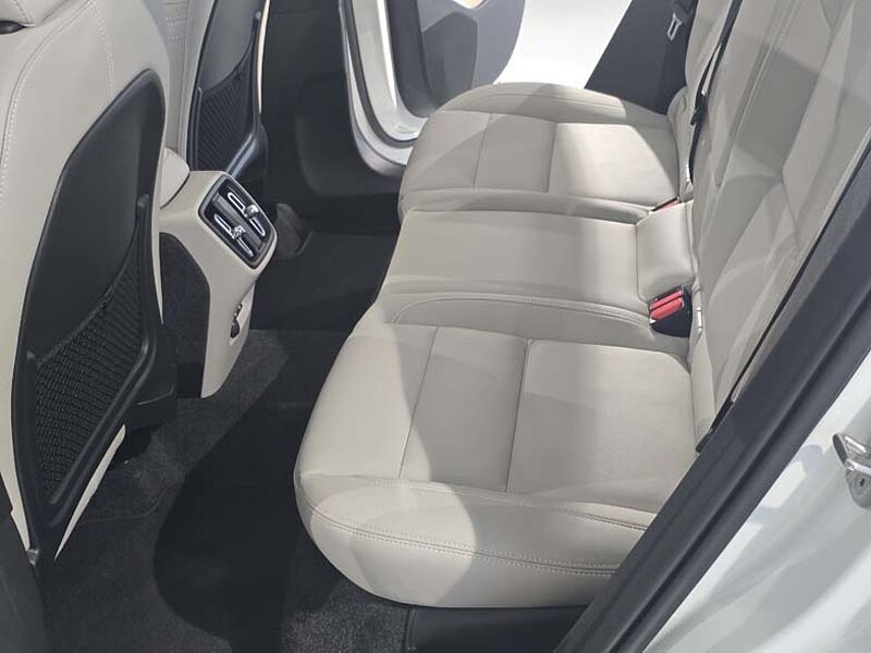 Volvo  Ultra Bright B4 AWD