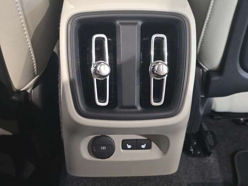 Volvo  Ultra Bright B4 AWD