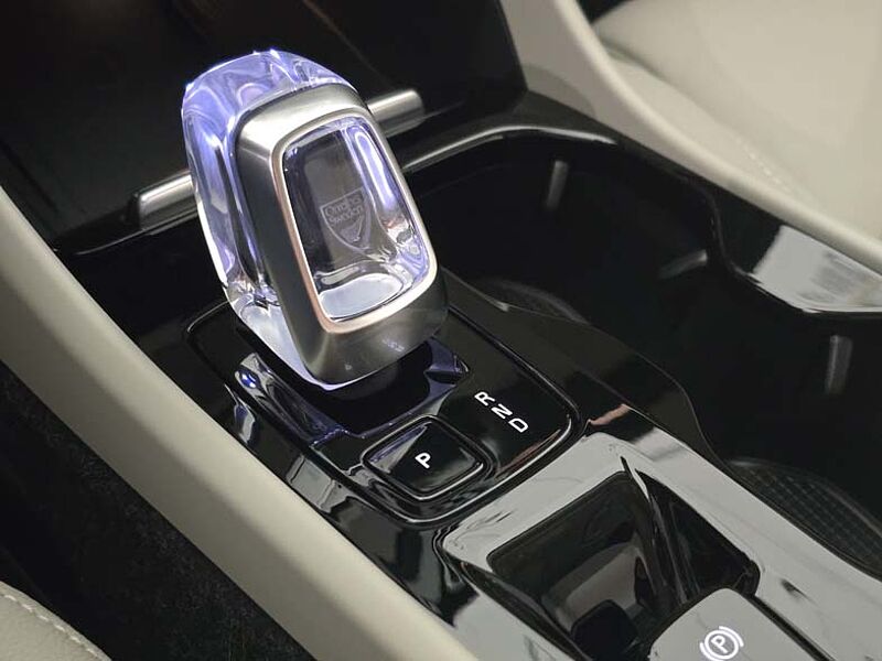 Volvo  Ultra Bright B4 AWD