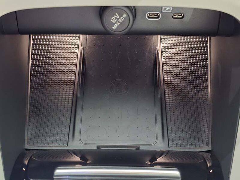 Volvo  Ultra Bright B4 AWD